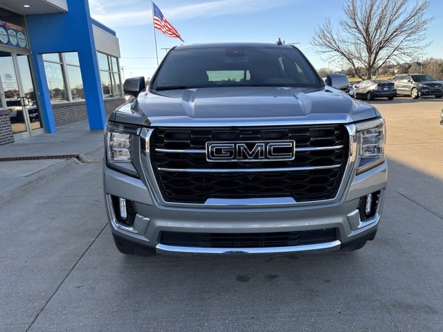 Used 2024 GMC Yukon XL SLT w/ SLT Premium Package image 2