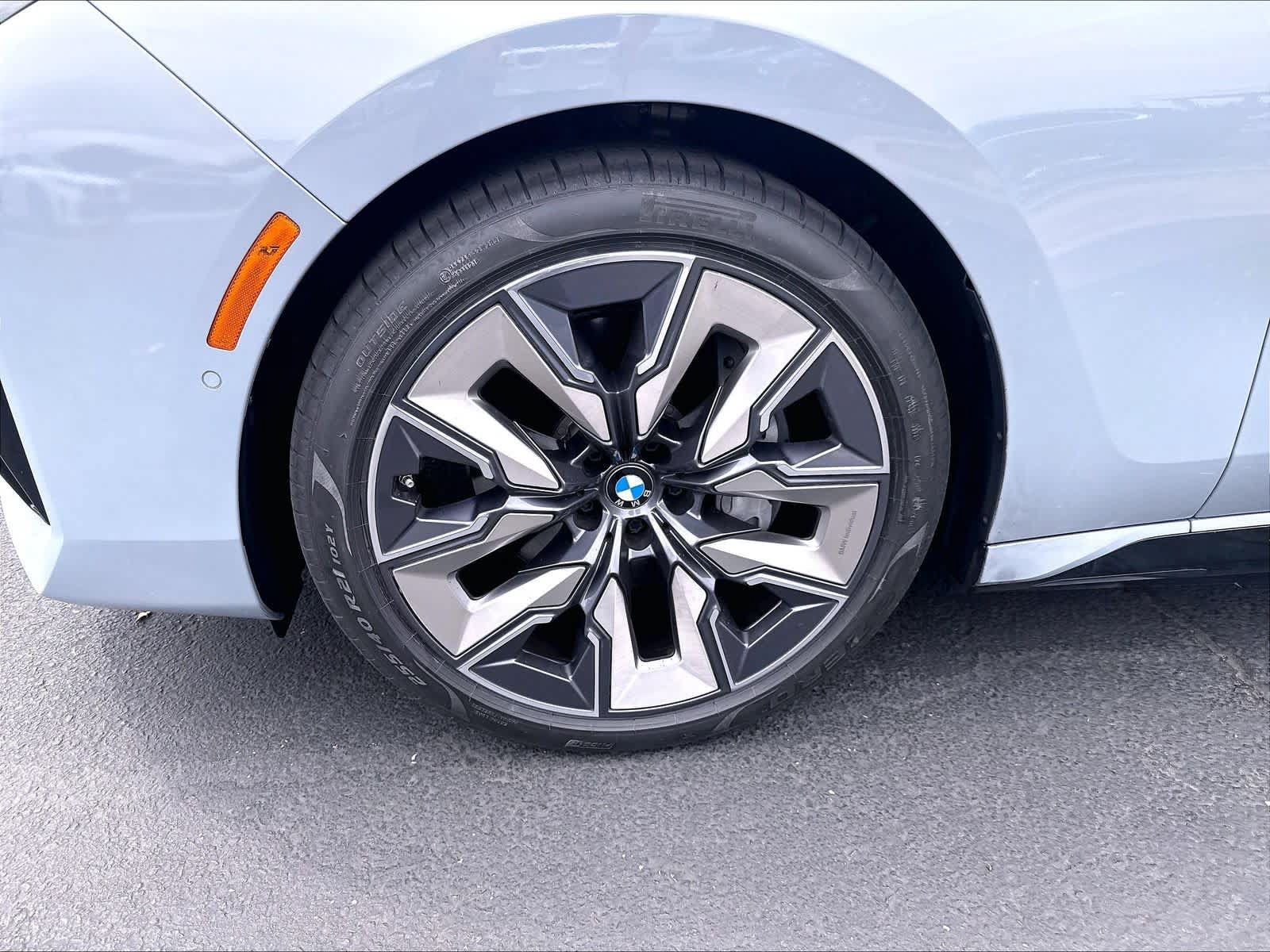 Used 2023 BMW i7 xDrive60 AWD/4WD image 36