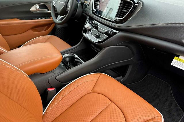 New 2026 Chrysler Pacifica Pinnacle w/ Trailer Tow Group image 15