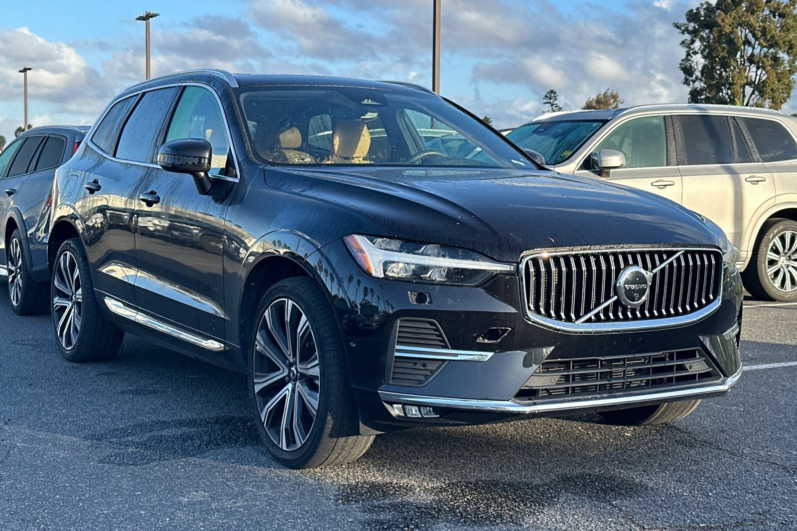 Certified 2023 Volvo XC60 B5 Ultimate w/ Climate Package image 2
