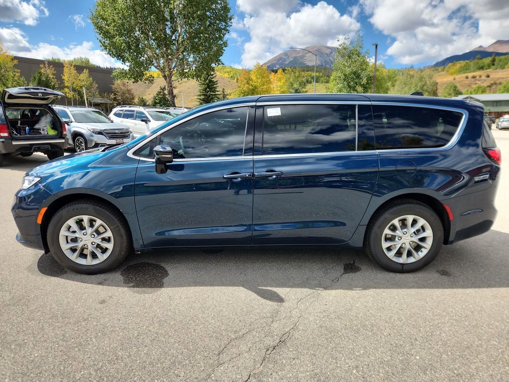 New 2025 Chrysler Pacifica Select w/ Uconnect Theater Family Group image 2
