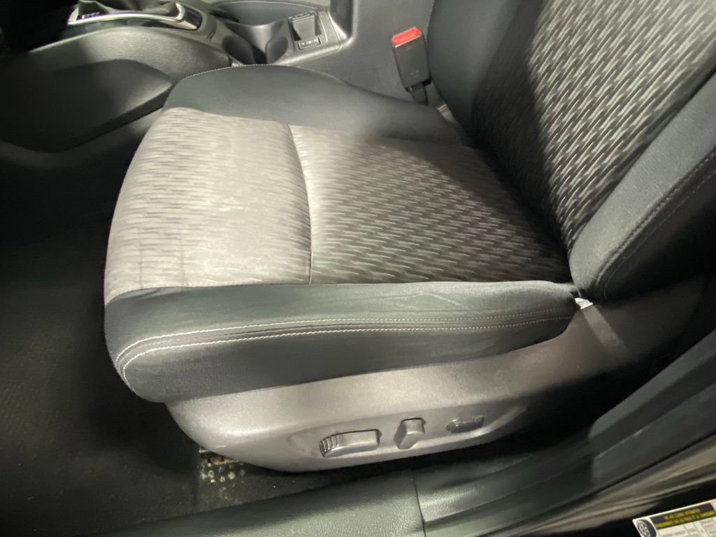 Used 2018 Nissan Rogue SV w/ Premium Package AWD/4WD image 16