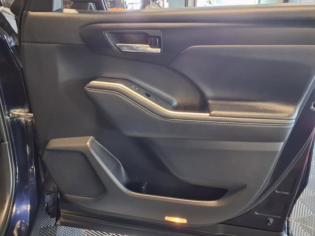 Used 2020 Toyota Highlander XLE image 13