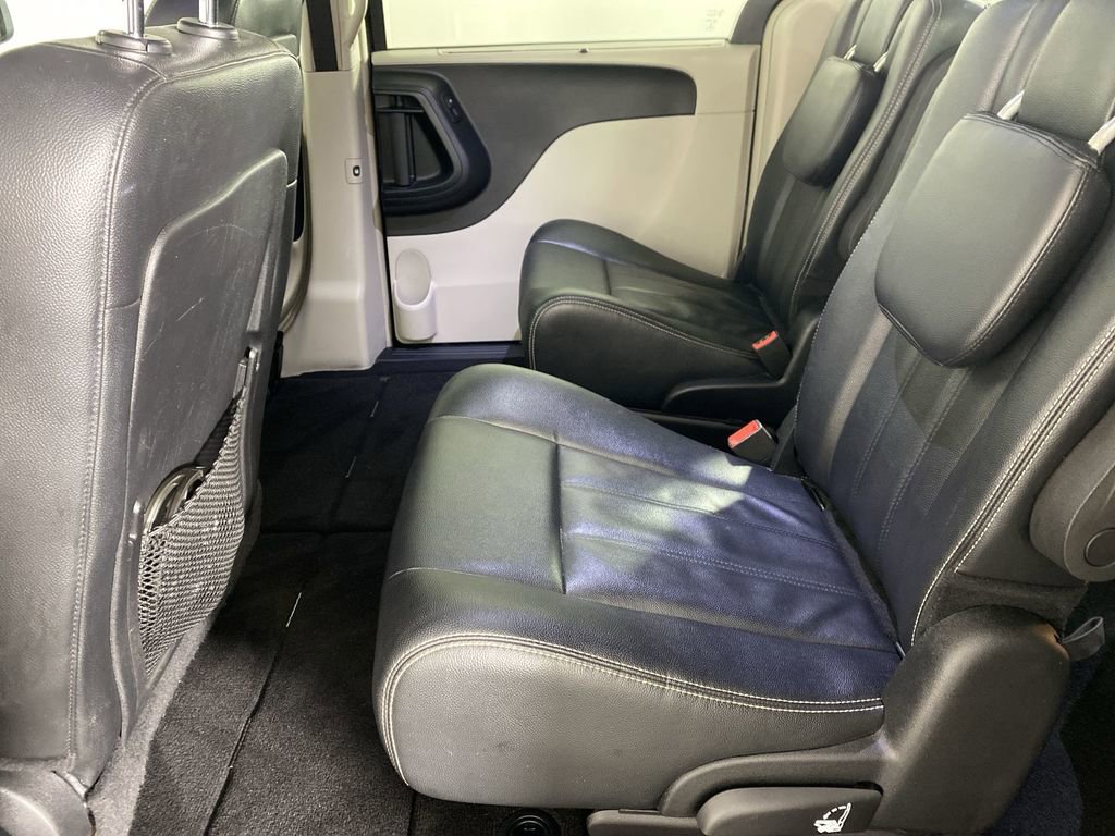 Used 2016 Chrysler Town & Country Touring w/ Driver Convenience Group image 25