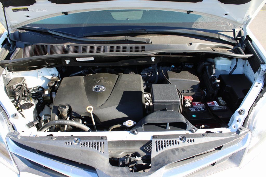 Used 2019 Toyota Sienna Limited w/ Carpet Mat Package AWD/4WD image 12