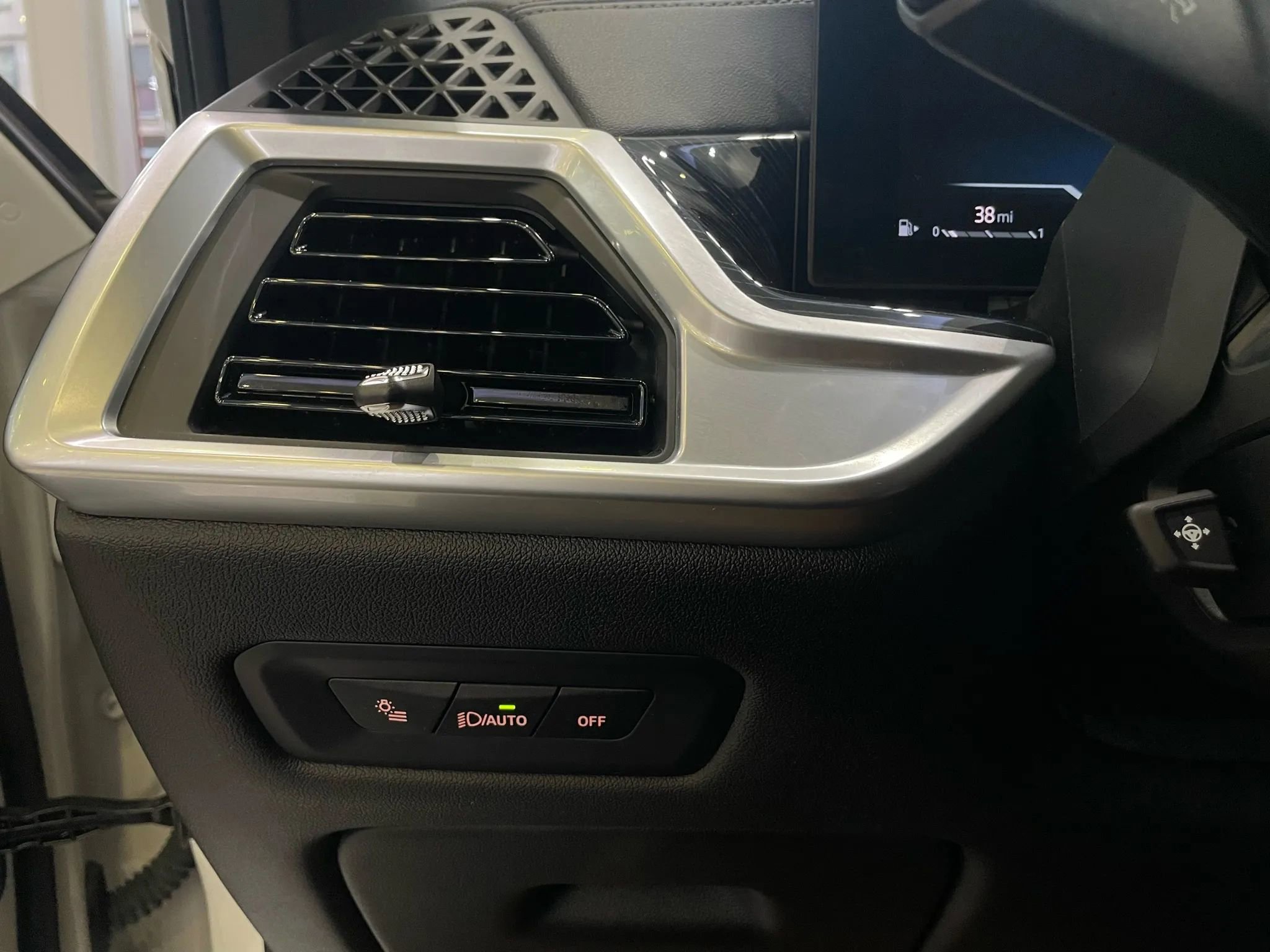 Used 2024 BMW X5 xDrive40i w/ M Sport Package image 9