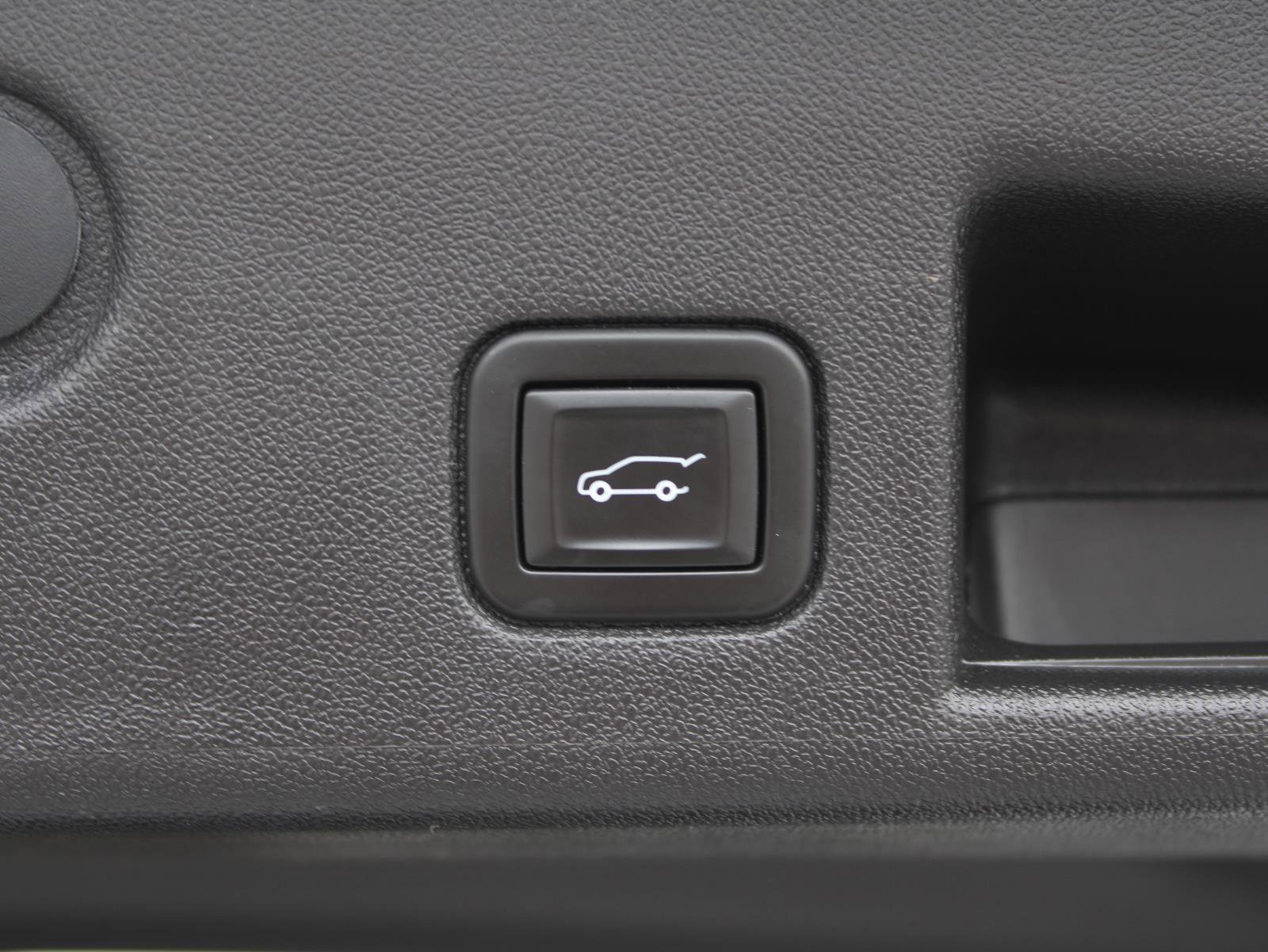 Used 2020 Chevrolet Equinox LT w/ Driver Convenience Package image 9