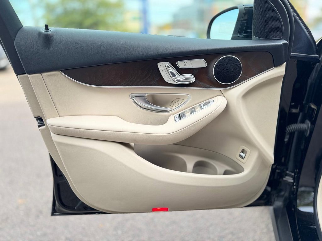 Used 2021 Mercedes-Benz GLC 300 4MATIC image 12