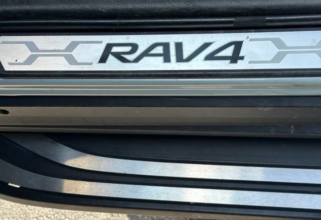 Used 2022 Toyota RAV4 XLE Premium AWD/4WD image 39