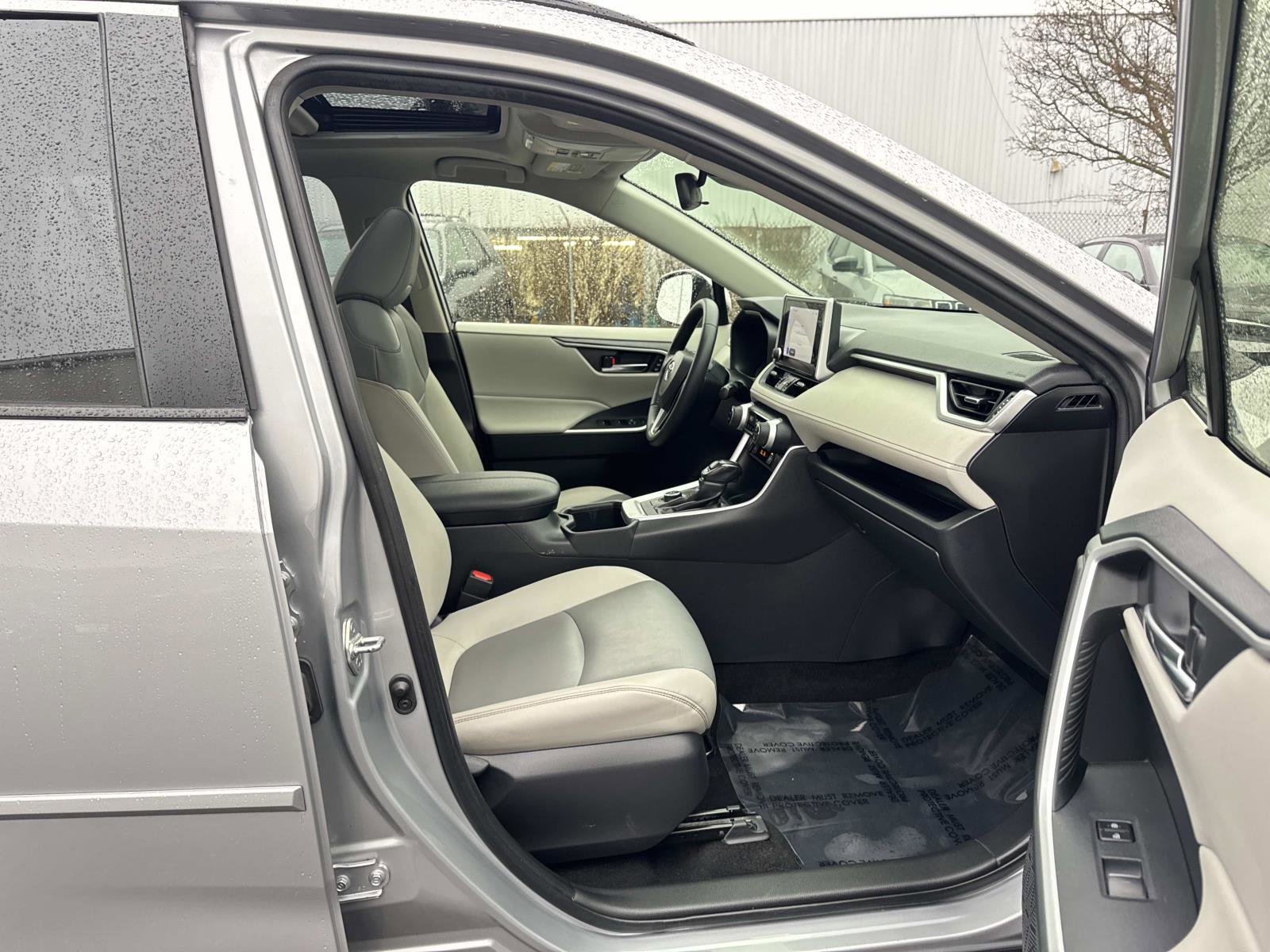 Used 2023 Toyota RAV4 XLE Premium image 15