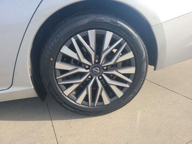 Used 2024 Nissan Altima 2.5 SV image 11