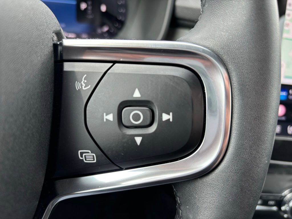 Used 2024 Volvo XC40 B5 Core image 29