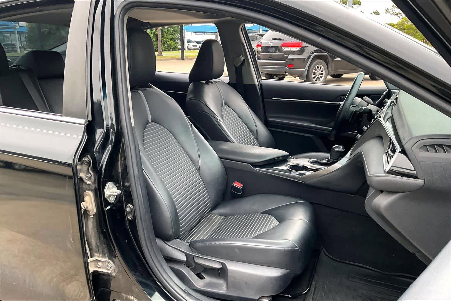 Used 2018 Toyota Camry SE w/ Audio Package FWD image 9