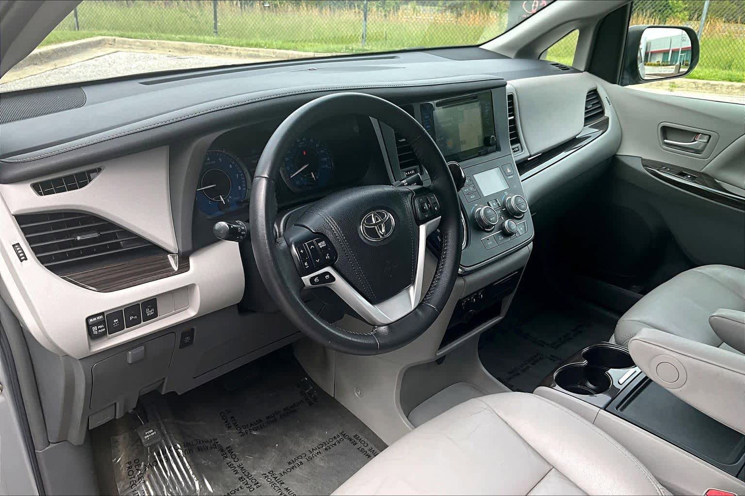 Used 2017 Toyota Sienna XLE w/ XLE Navigation Package FWD image 18