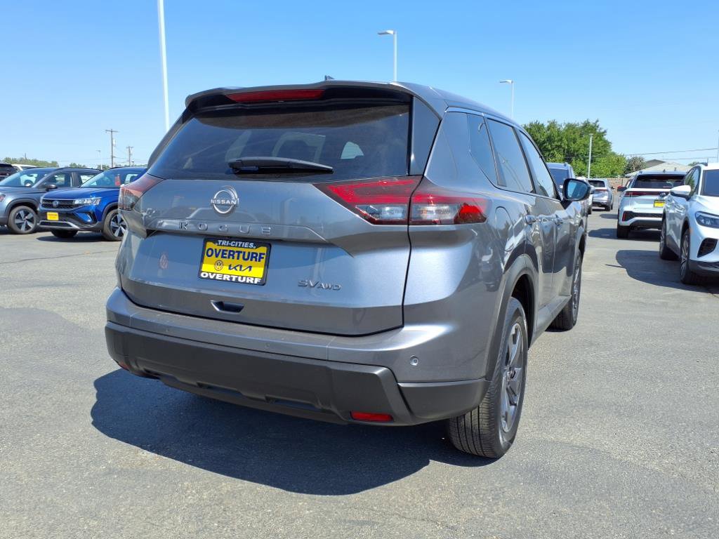 Used 2024 Nissan Rogue SV image 4