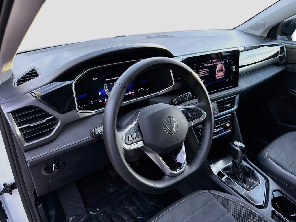 Used 2025 Volkswagen Taos SE FWD image 9