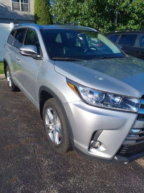 Used 2017 Toyota Highlander Limited AWD/4WD image 3