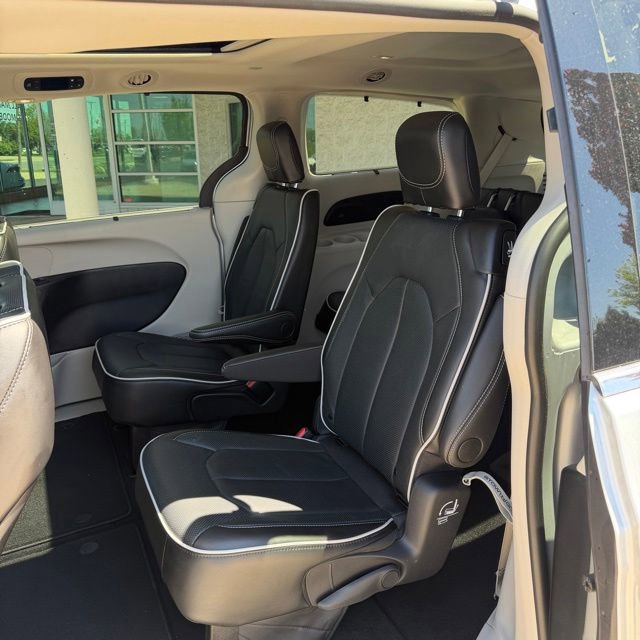 Used 2024 Chrysler Pacifica Limited FWD image 11