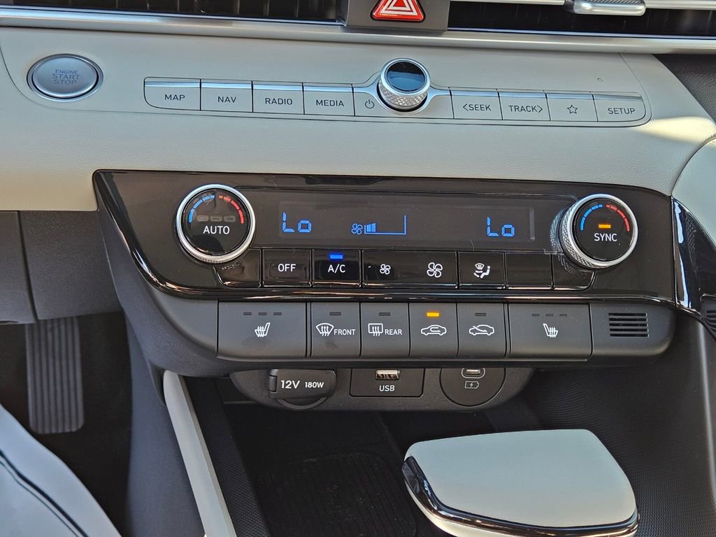 New 2025 Hyundai Elantra Limited image 21