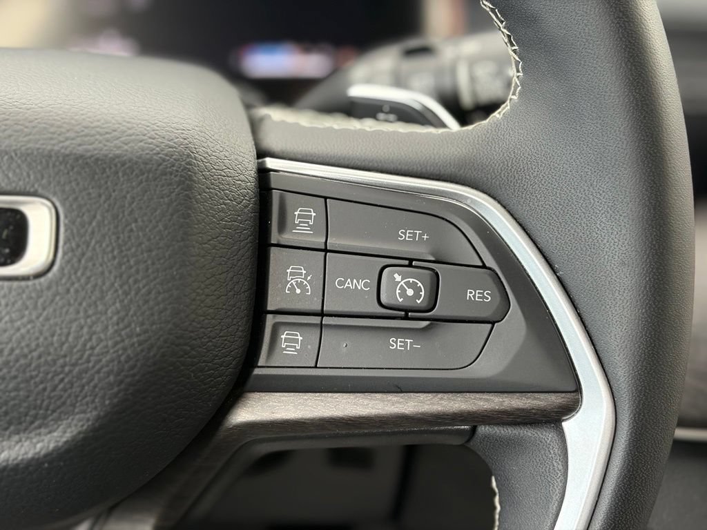 Used 2023 Jeep Grand Cherokee L Limited AWD/4WD image 30