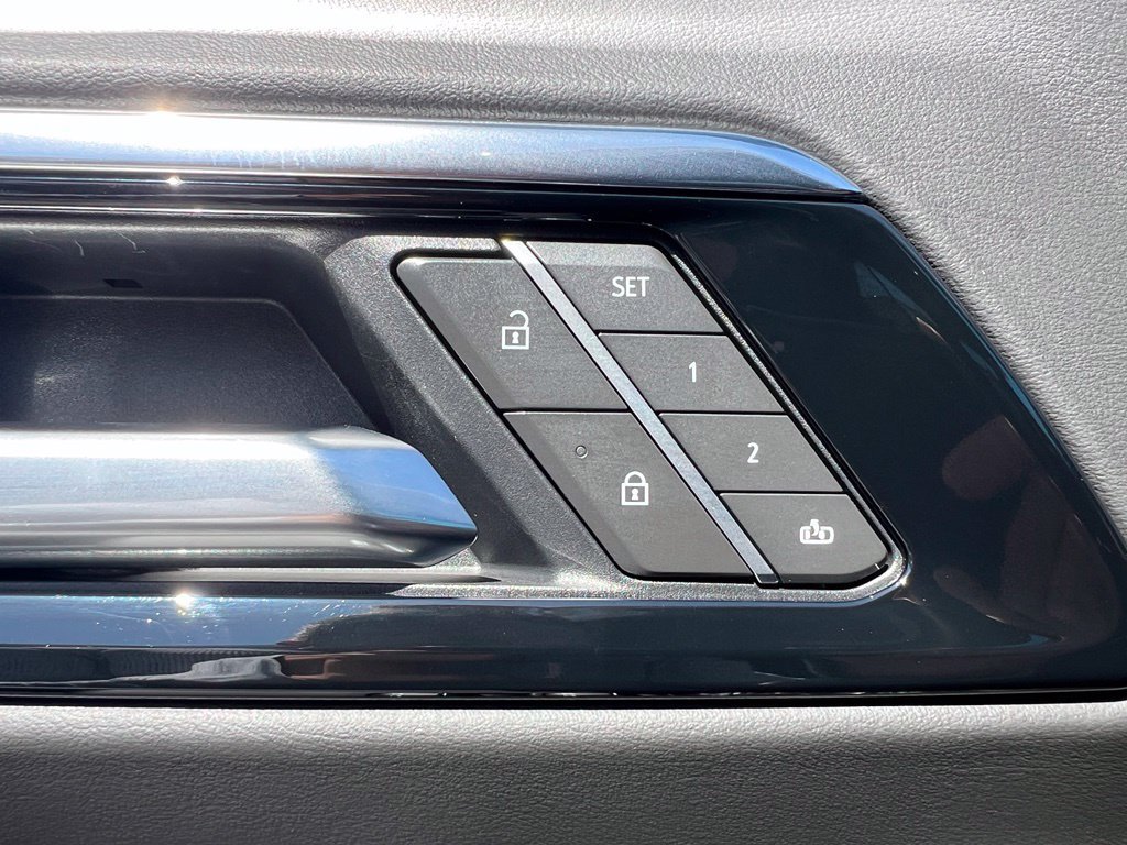 Used 2025 Chevrolet Tahoe High Country AWD/4WD image 40