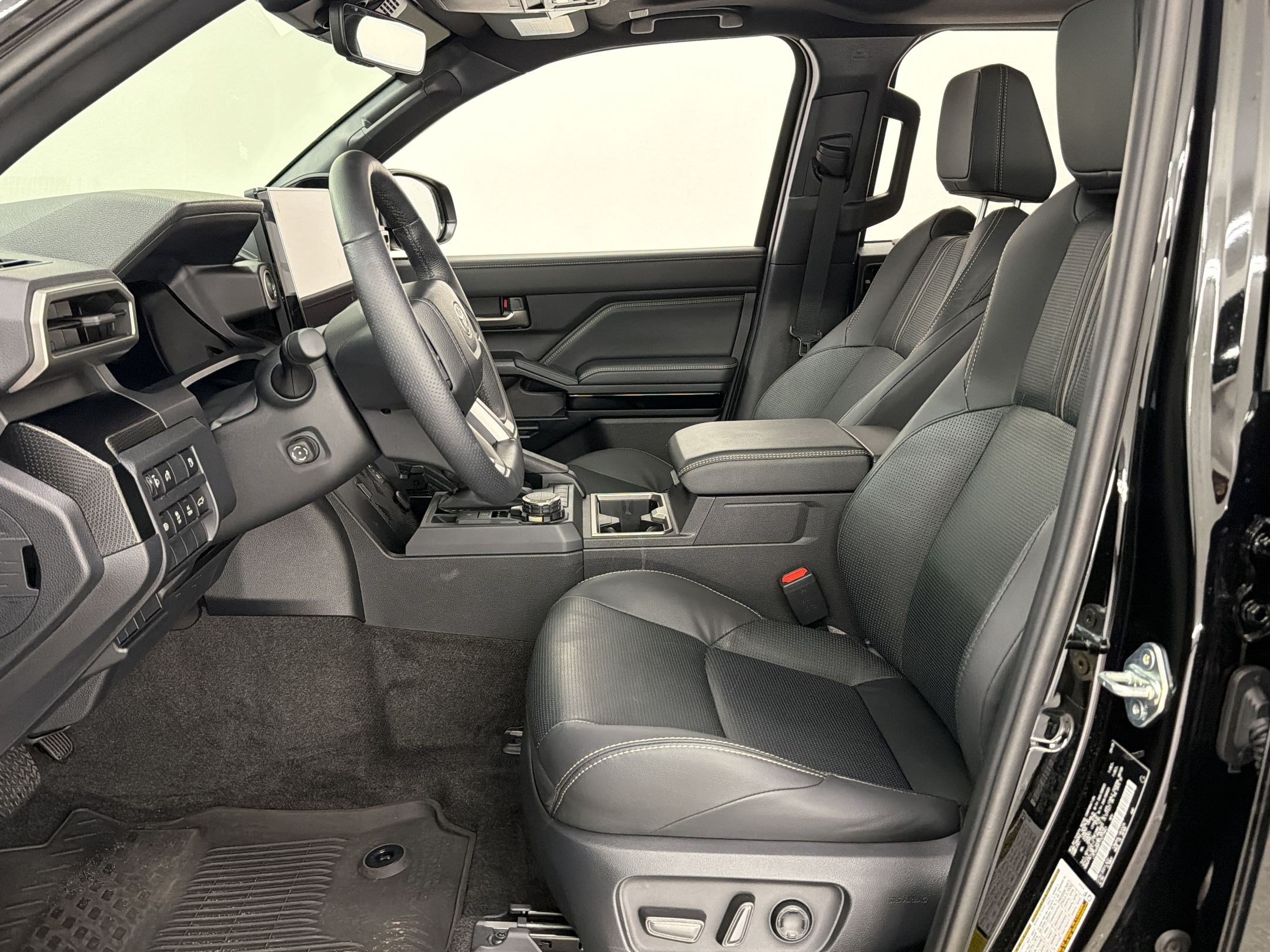 Used 2025 Toyota 4Runner Limited AWD/4WD image 28