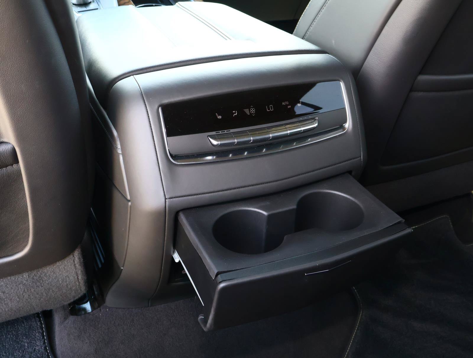 Certified 2024 Cadillac Escalade ESV Premium Luxury Platinum AWD/4WD image 17