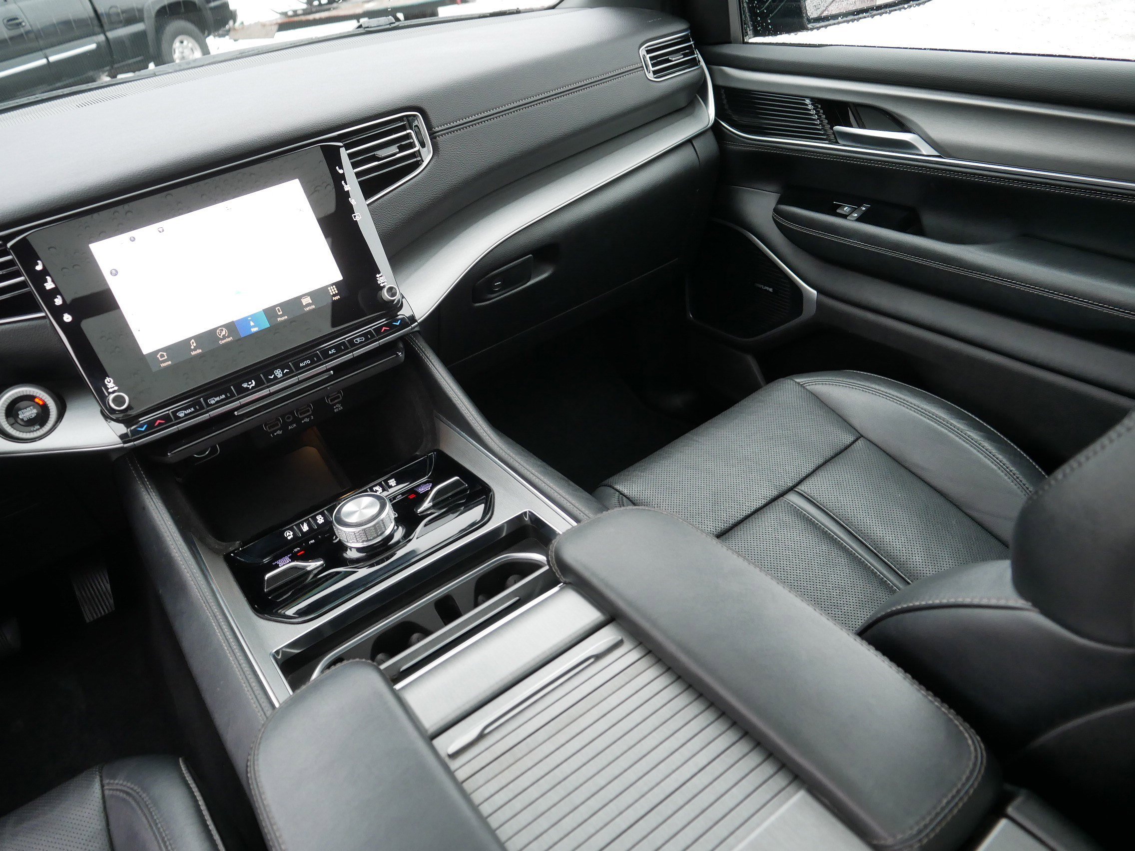 Certified 2024 Jeep Wagoneer Series II w/ Convenience Group I image 11