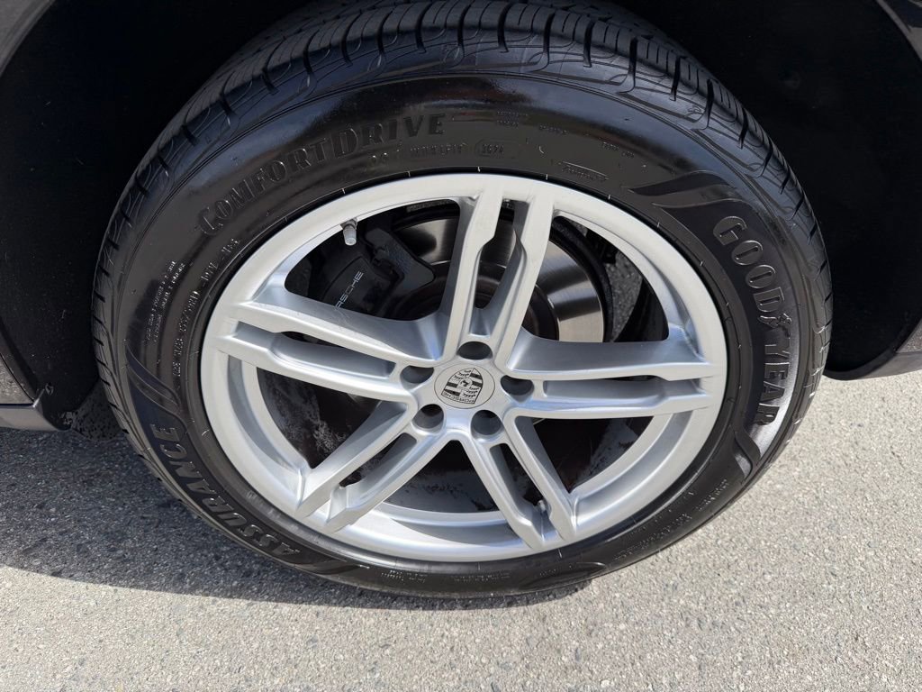 Used 2024 Porsche Macan AWD/4WD image 11