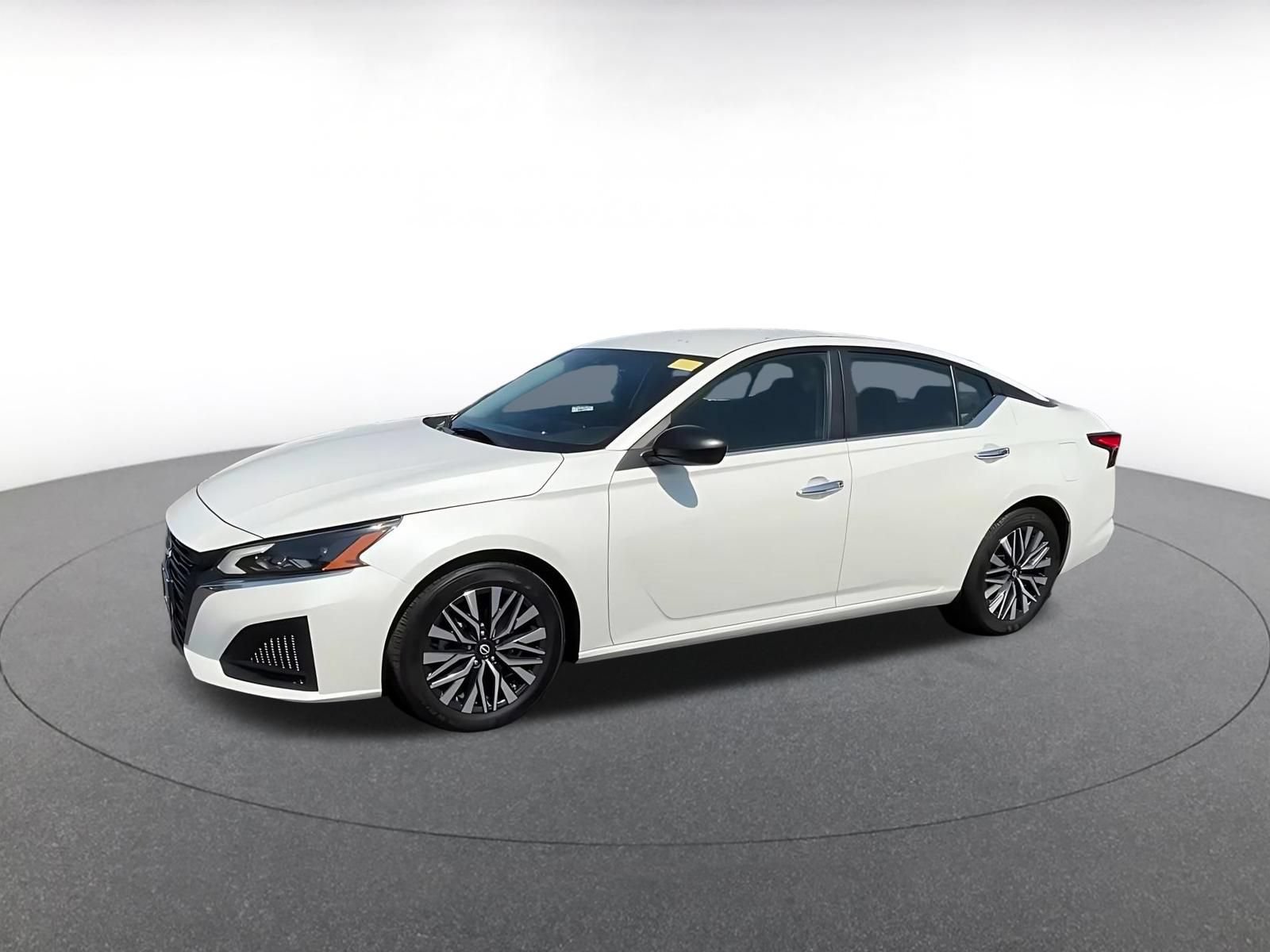 Used 2025 Nissan Altima 2.5 SV FWD image 9