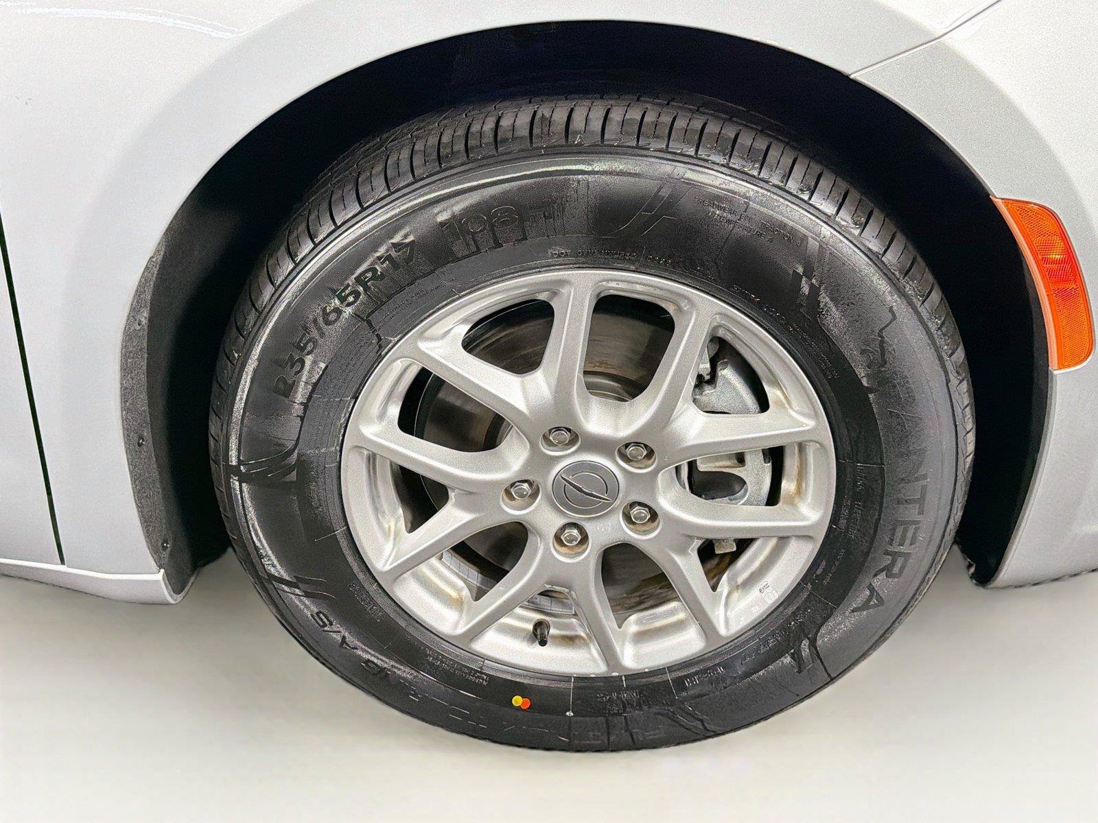 Used 2024 Chrysler Pacifica Touring-L FWD image 36