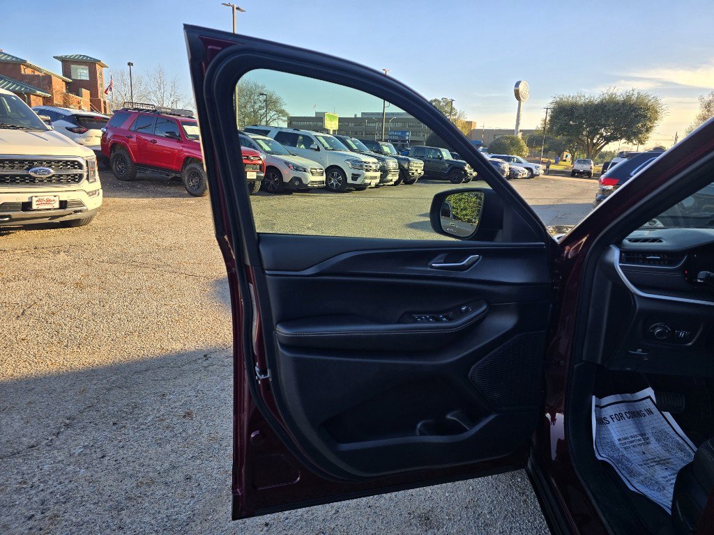 Used 2024 Jeep Grand Cherokee Laredo image 15