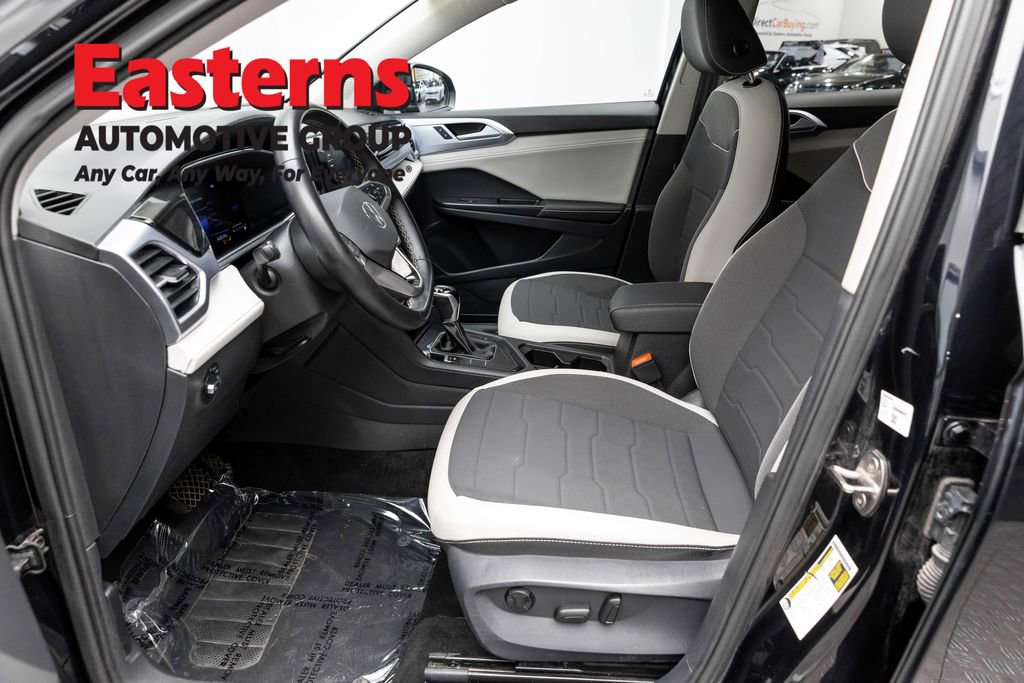 Used 2025 Volkswagen Taos SE FWD image 14