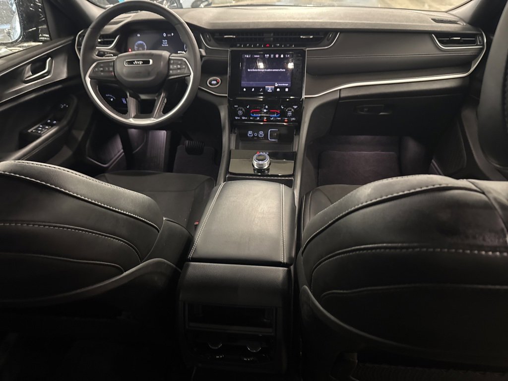 Used 2025 Jeep Grand Cherokee Altitude image 5