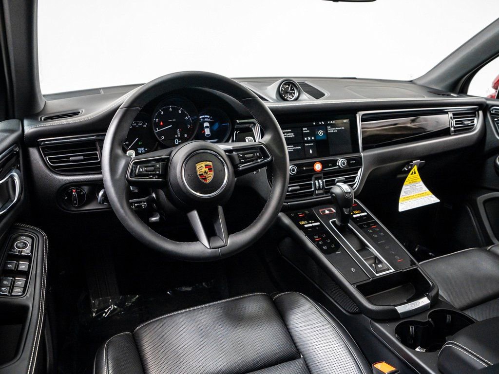 Certified 2025 Porsche Macan image 4