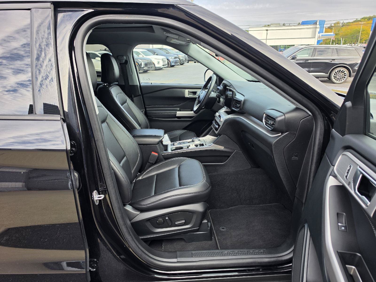 Used 2024 Ford Explorer XLT w/ Equipment Group 202A AWD/4WD image 7