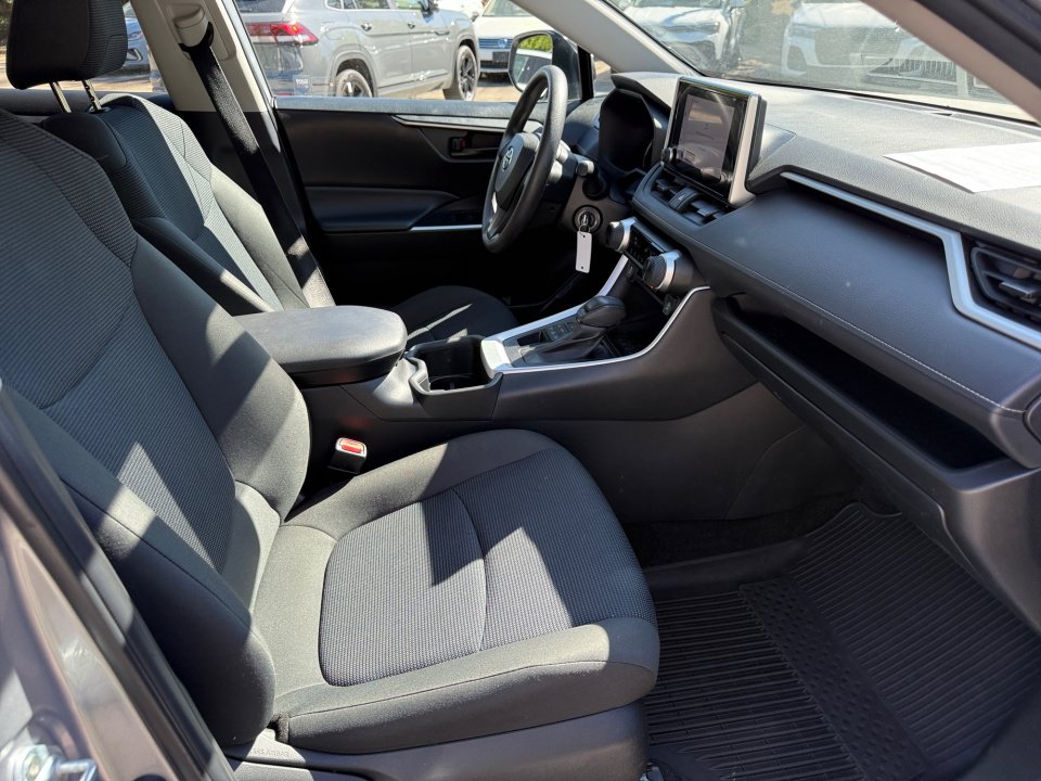 Used 2023 Toyota RAV4 LE AWD/4WD image 32