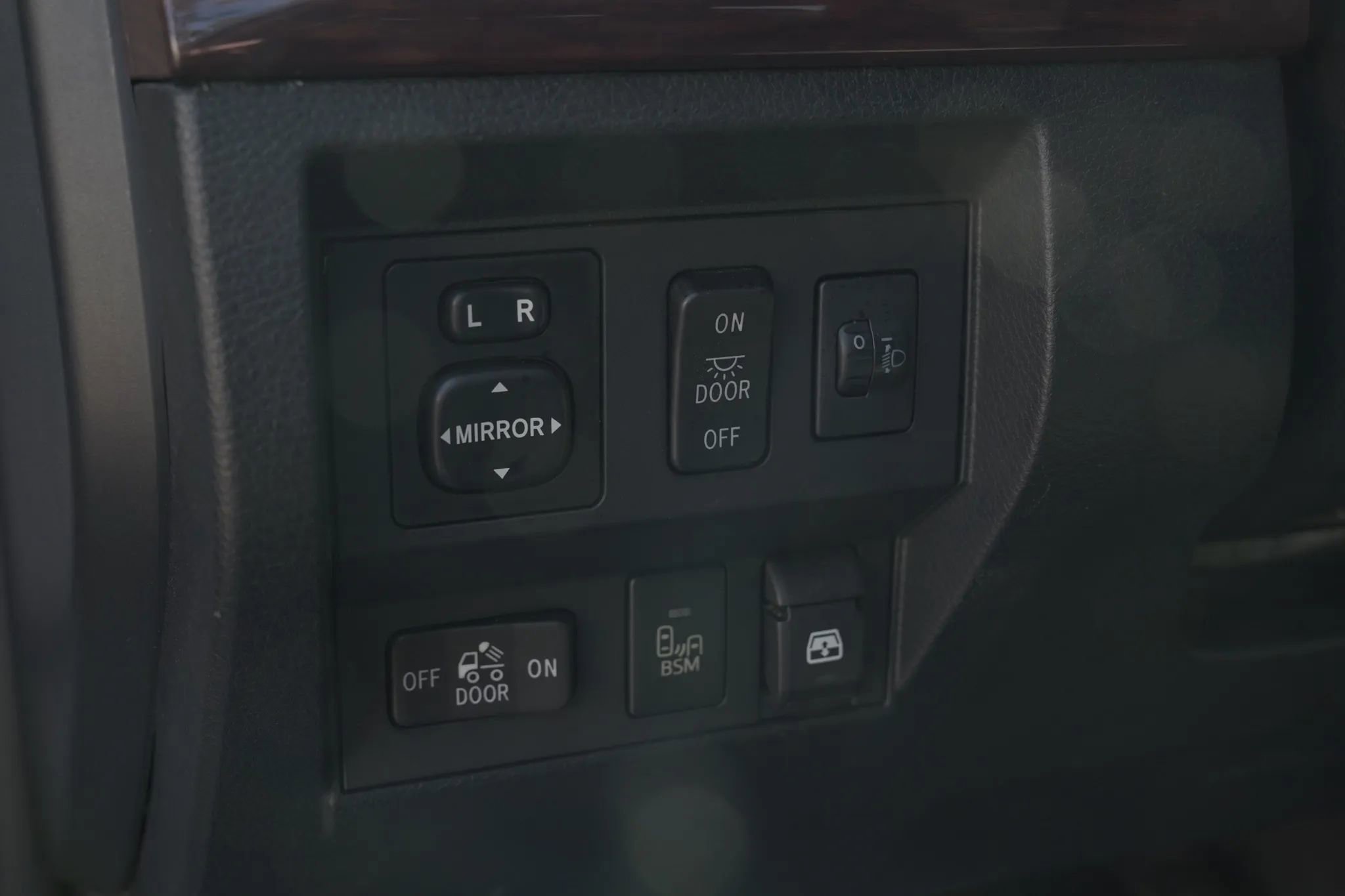 Used 2014 Toyota Tundra Limited w/ Limited Premium Package image 11