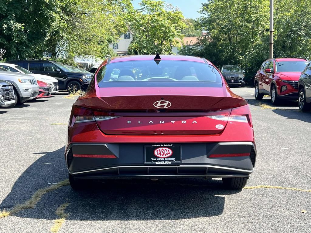 Used 2024 Hyundai Elantra SE FWD image 5