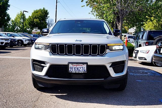 Used 2023 Jeep Grand Cherokee Laredo RWD image 5