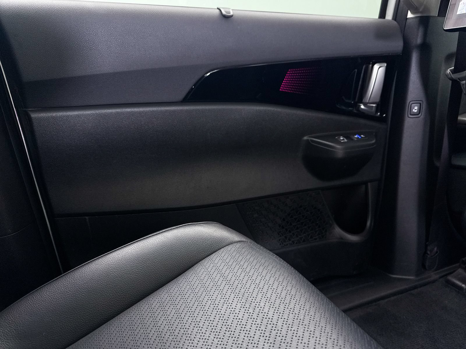 Certified 2025 Kia Carnival SX Prestige FWD image 38