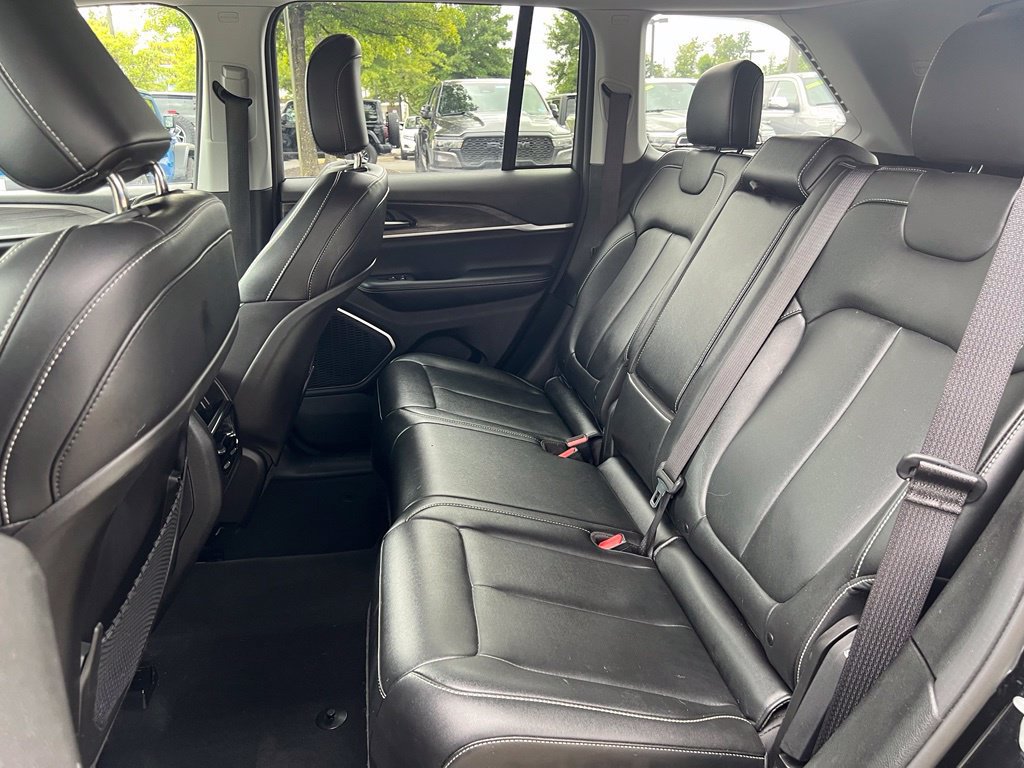 Used 2023 Jeep Grand Cherokee Limited w/ Black Appearance Package AWD/4WD image 18