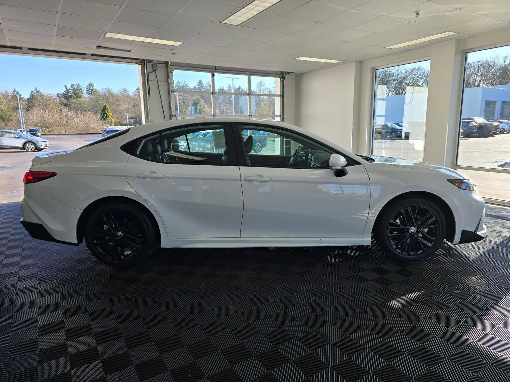 Used 2025 Toyota Camry SE image 2