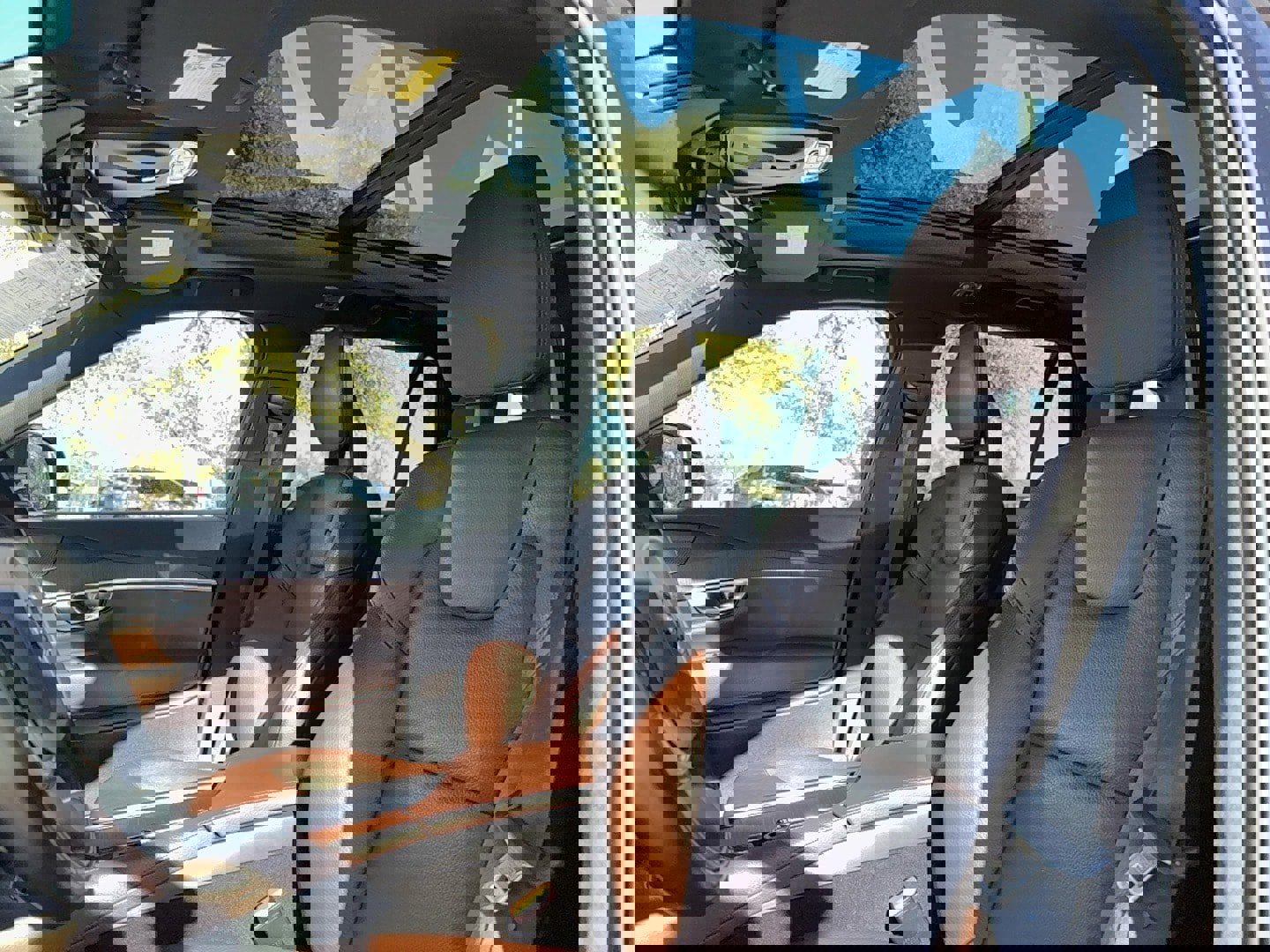 Used 2020 Volvo XC90 T6 Momentum w/ Advanced Package image 11