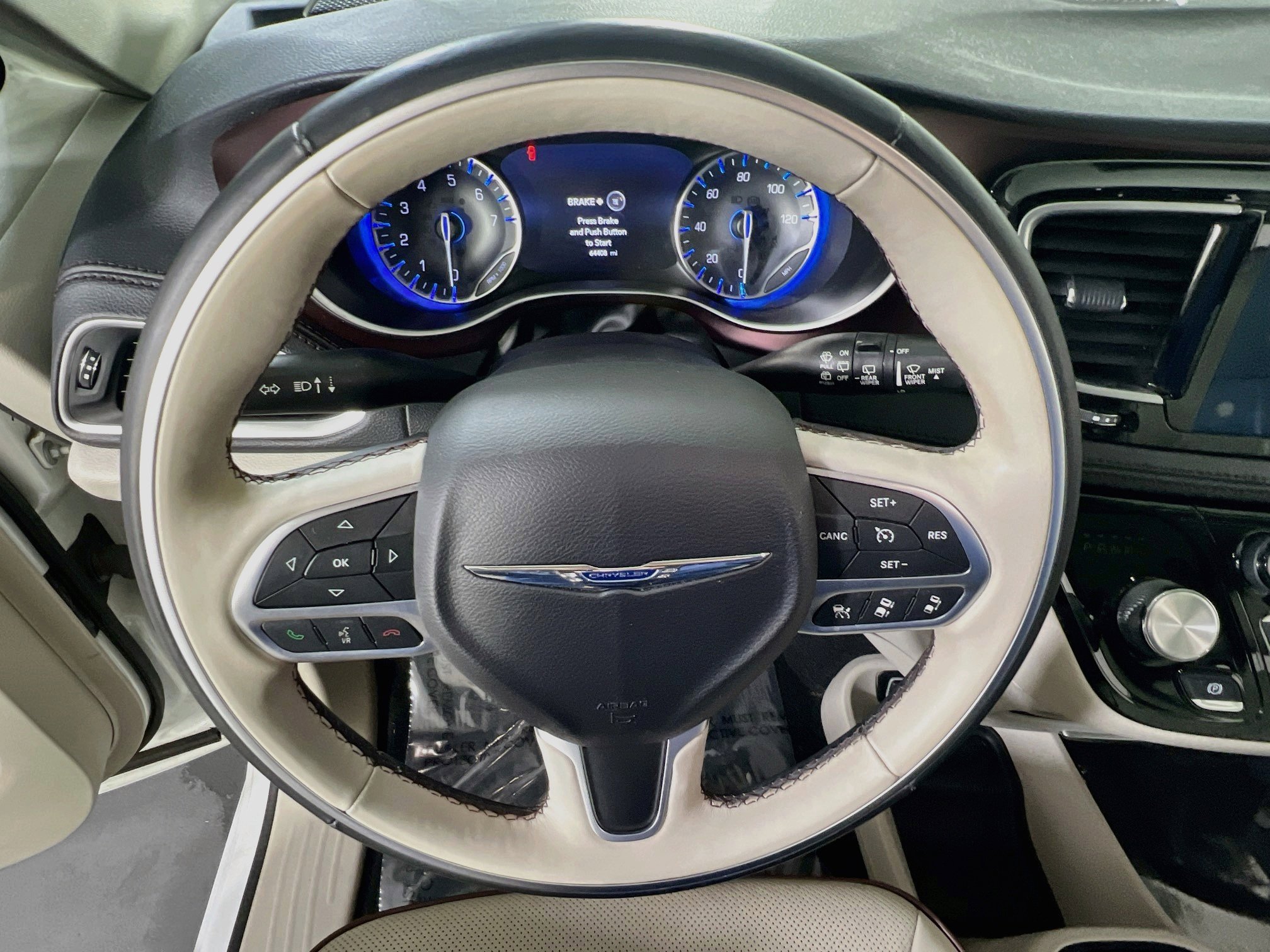 Used 2017 Chrysler Pacifica Limited w/ UConnect Theater Package FWD image 11