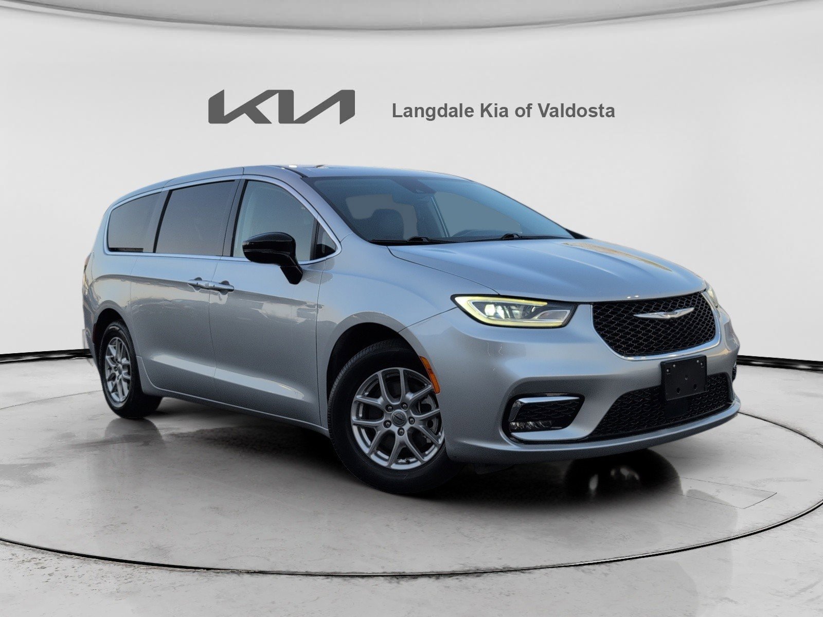 Used 2024 Chrysler Pacifica Touring-L image 1