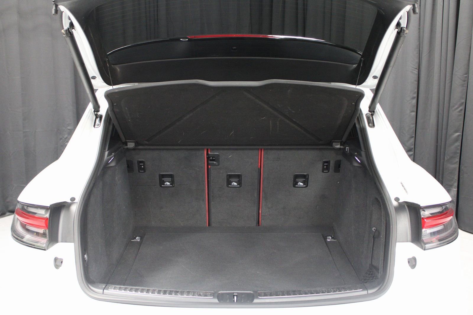 Certified 2021 Porsche Macan image 16