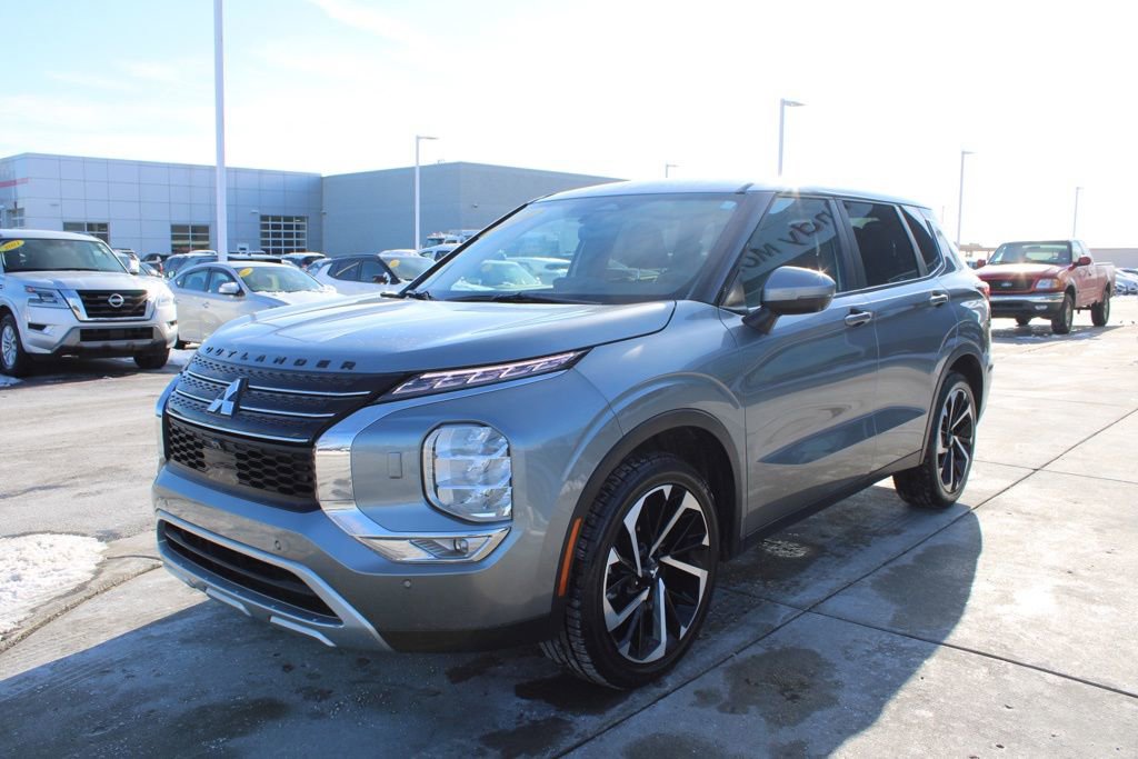 Used 2022 Mitsubishi Outlander SE image 3