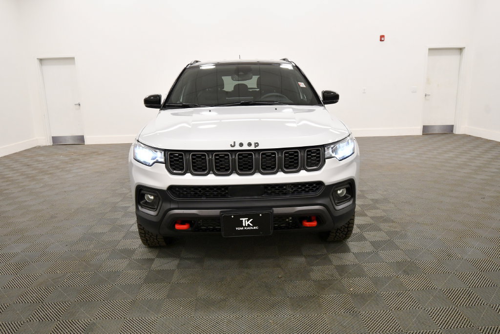 Used 2025 Jeep Compass Trailhawk AWD/4WD image 11
