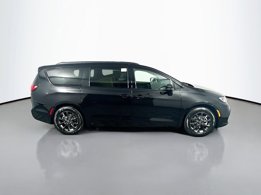 New 2025 Chrysler Pacifica Select w/ Uconnect Theater Family Group image 8